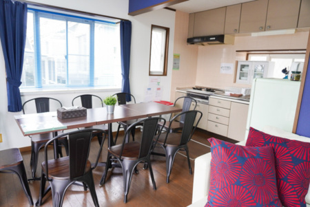 1階。テーブル、キッチン