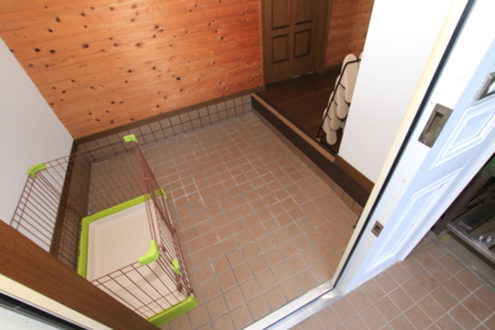 玄関、犬用ゲージ