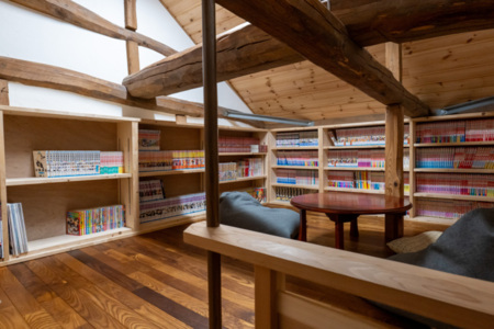 屋根裏には秘密の図書空間があります。