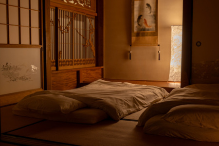 敷布団は６人分ご用意があります。