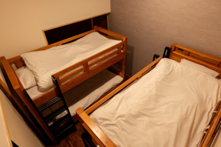２段ベッドが２台あるベッドルーム