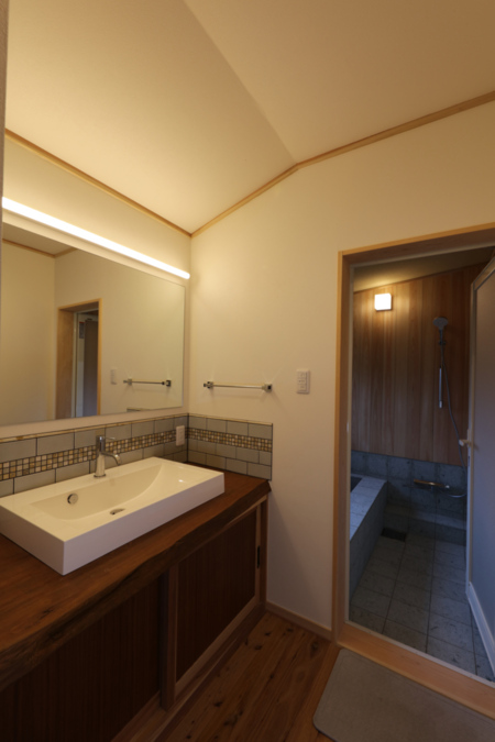 洗面所には大きな鏡があります。