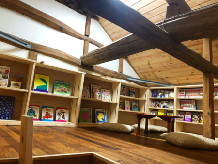 屋根裏には秘密の図書空間があります。