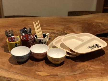 お子様用の食器や絵本もあります。