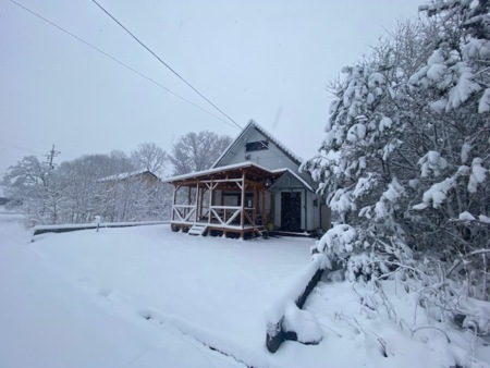 雪かきをしてお待ちしております!2月撮影