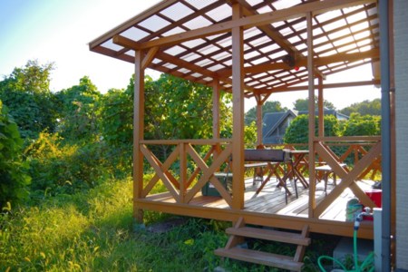 屋根付きウッドデッキには無料BBQセット