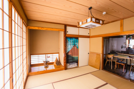 落ち着きのある和室。4組の布団あり。