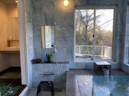 貴重な伊豆石の浴槽