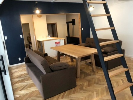 ロフト付き15畳のリビングルーム