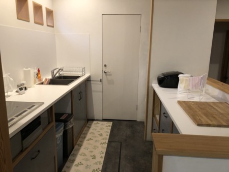 キッチンには必要な器具、食器類が完備