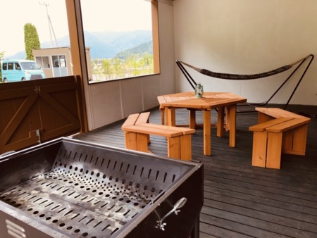 雨でもBBQできる広々ウッドデッキ