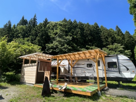 ウッドデッキと露天風呂つきトレーラー