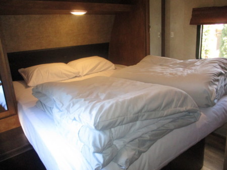 ゆったりとしたクイーンベッド