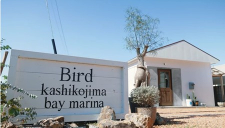 白い木製看板/Bird kashikojima bay marina