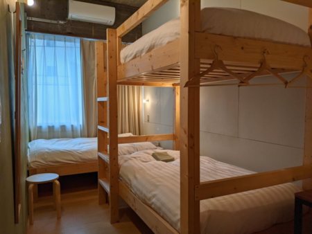 シングルベッドと2段ベッドの3名用部屋/Tomarotto Hostel