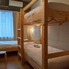 シングルベッドと2段ベッドの3名用部屋