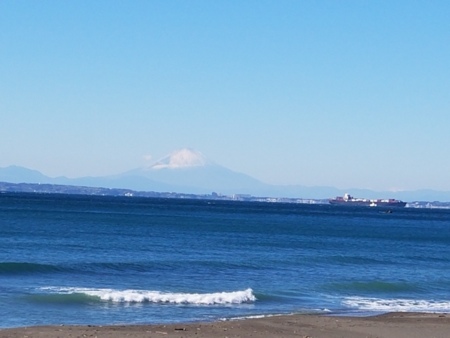 近隣の海水浴場では好天時には富士山が・・