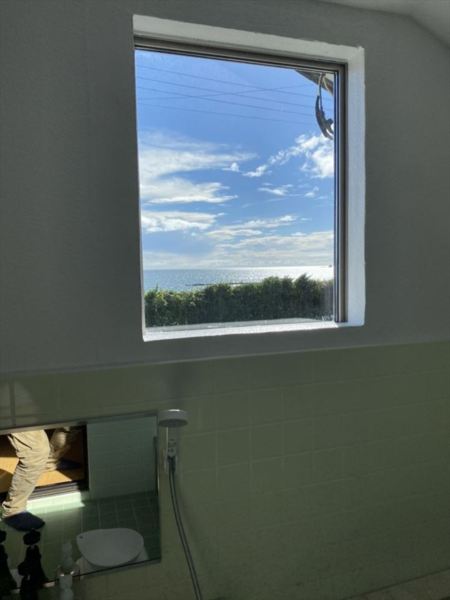 浴室の窓か海岸が見れます