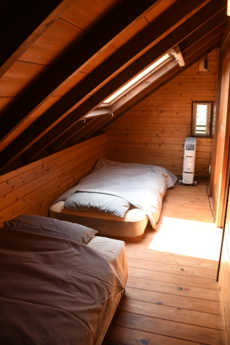 三角屋根の寝室（2）