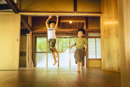 雨でも子供達が遊べる無垢の杉板。