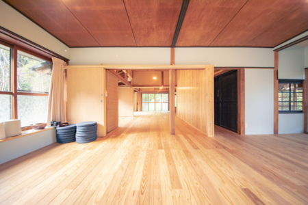 テーブル２台ございます。冬はこたつに変更