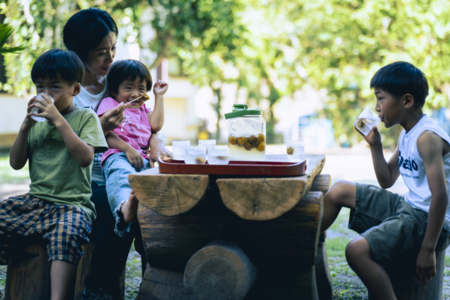 お庭に小休憩が出来る丸太テーブル