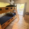 高原ロッジの様な板貼り床と二段ベット♪