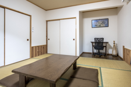 和室　別角度から　デスクあります