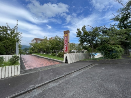 徒歩2分でプールや温泉施設レストランなど