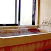ヒノキ風呂（温泉）全客室内に浴室