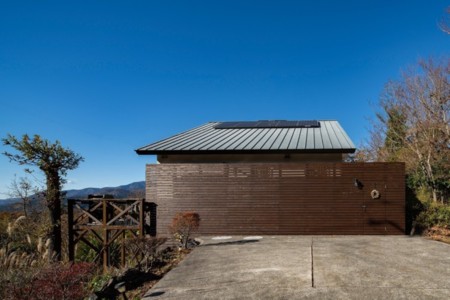 海風が抜ける丘の頂上に建っています。