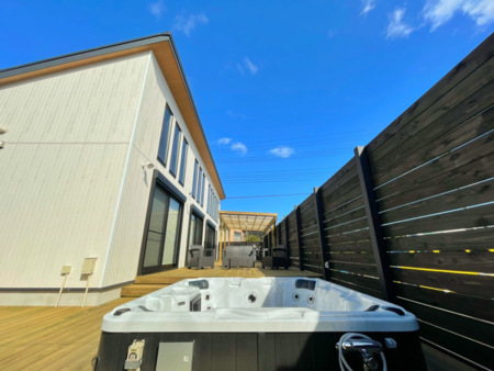 6人用温水ジャグジー完備