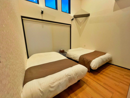 ダブルベッド2台の寝室