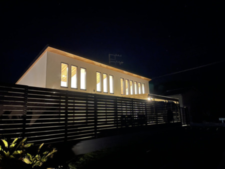 夜間の施設外観