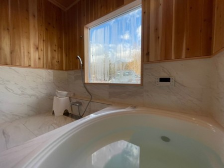 大きな窓が特徴　木×大理石のお洒落な浴室
