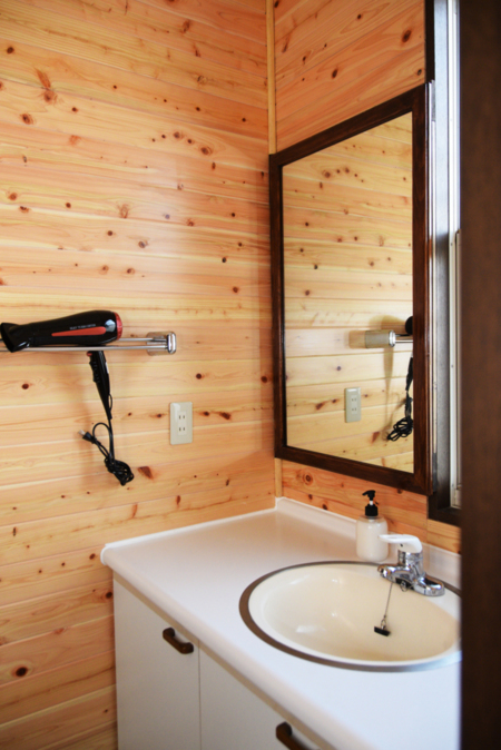 パウダールーム　檜板張り