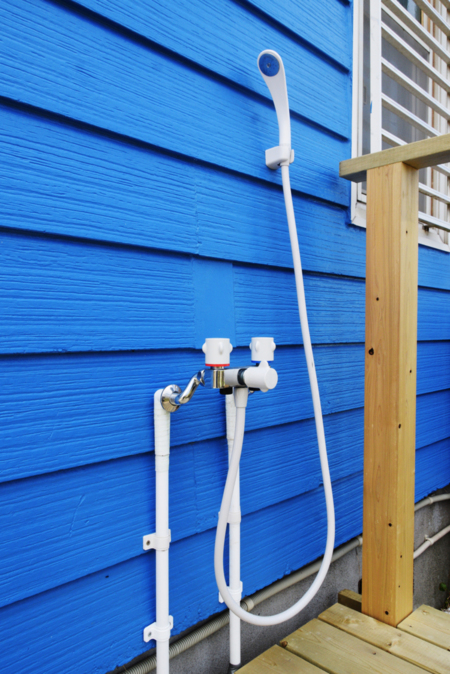 外シャワーお湯出ます　砂は流して入室！　