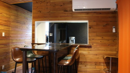 ハイカウンターでお食事を