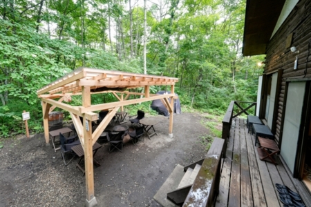 屋根付きで雨でもBBQや焚火ができます