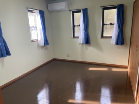 寝室フローリングルーム