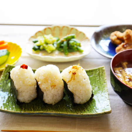 キッチンでお料理　朝ごはんはオニギリかな