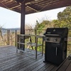 BBQ付きのウッドデッキ