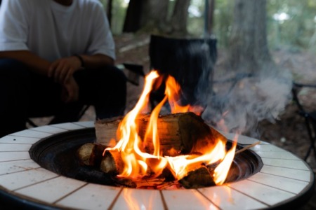 屋根付きで雨でもBBQや焚火ができます