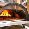 400度近くまで温度があがる本格ピザ窯