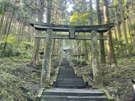 SNSで有名な上色見熊野座神社は車で3分