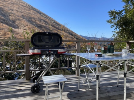 リビングとつながるウッドデッキでBBQ