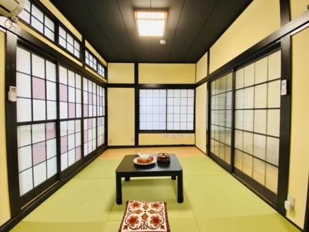 1階。お茶とお茶菓子をご用意しています。