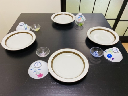 各階に食器とカトラリーがあります。