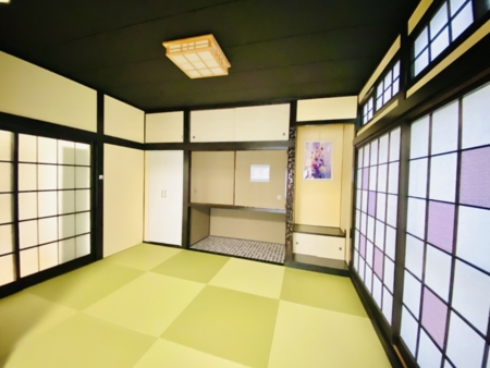 スーツケース置き場。左はクローゼットです