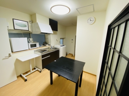 1階キッチン。冷蔵庫、電子レンジ、洗濯機
